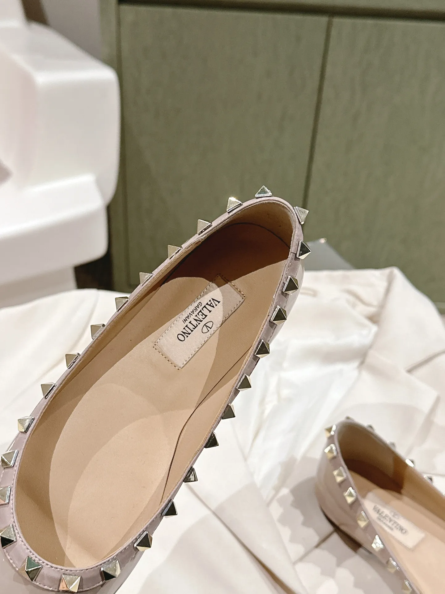 👟👟Ex-factory price 520👟👟 | ²⁰²4 𝐬𝐬 🤍🤎 Versatile series for all seasons! Is your shoe cabinet missing a pair? ! 🔥 The entire VALENTINO series is produced by Taiwan-funded factories! Getting in and out of the counter is stress-free! ROCKSTUD Valentino studded patent leather ballet flats ONE STUD retro craft pyramid large rivet buckle flats/high heels Smooth shoe lines and awesome version Comfortable upper foot. Increases height. Looks slimmer. Elongates leg lines Imported mirrored calfskin/cow patent leather/high-density silk material Lambskin lining Italian high-density genuine leather outsole Size35-39 (40/41/42 can be customized) Heel height: flat ♺Synchronized gift box💝packaging at the counter!